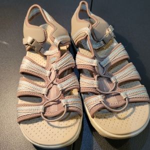 Sketchers Archfit. Size 8.5. Like new. Only worn a couple times.